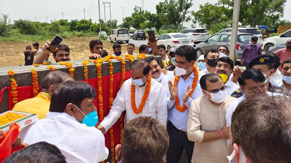 सांसद डॉक्टर महेश शर्मा और दादरी विधायक ने की शुरुआत