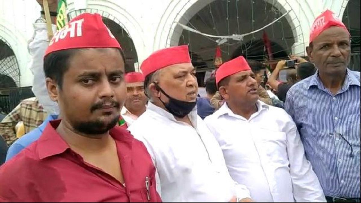 समाजवादी पार्टी कार्यकर्ताओं ने दी सफाई (फोटो- आजतक)