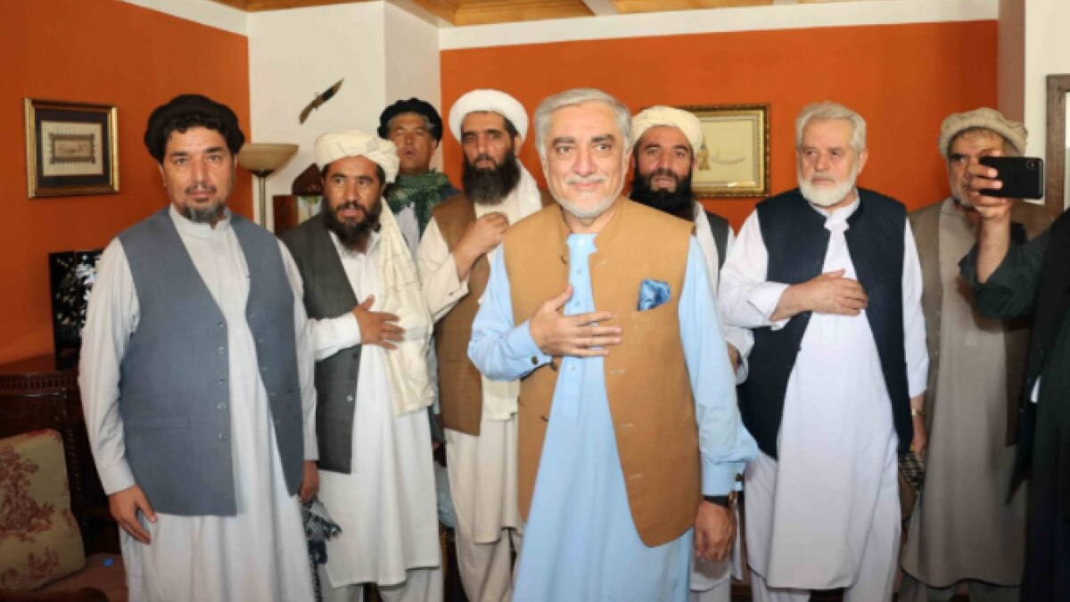 अफगानिस्तान में समुदाय के बुजुर्गों से मिल रहे तालिबान के मुख्य वार्ताकार 