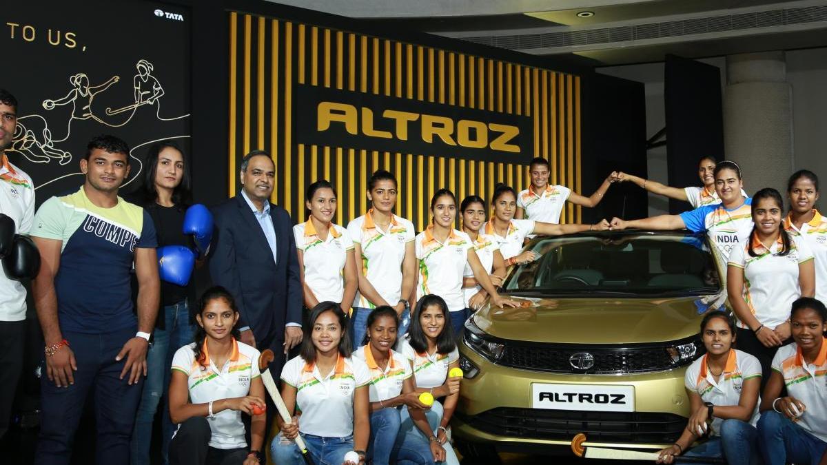 Tata Motors ने ओलंपिक खिलाड़ियों को दी गोल्डन Altroz