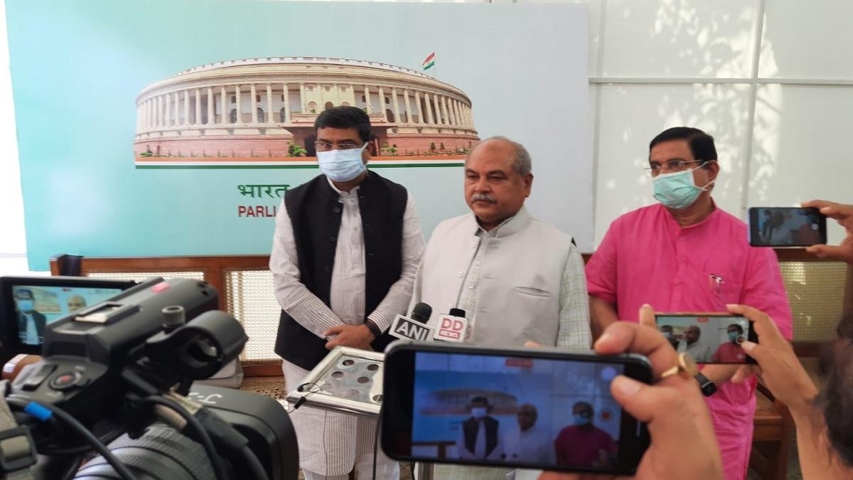 कृषि मंत्री नरेंद्र सिंह तोमार के साथ प्रह्लाद जोशी