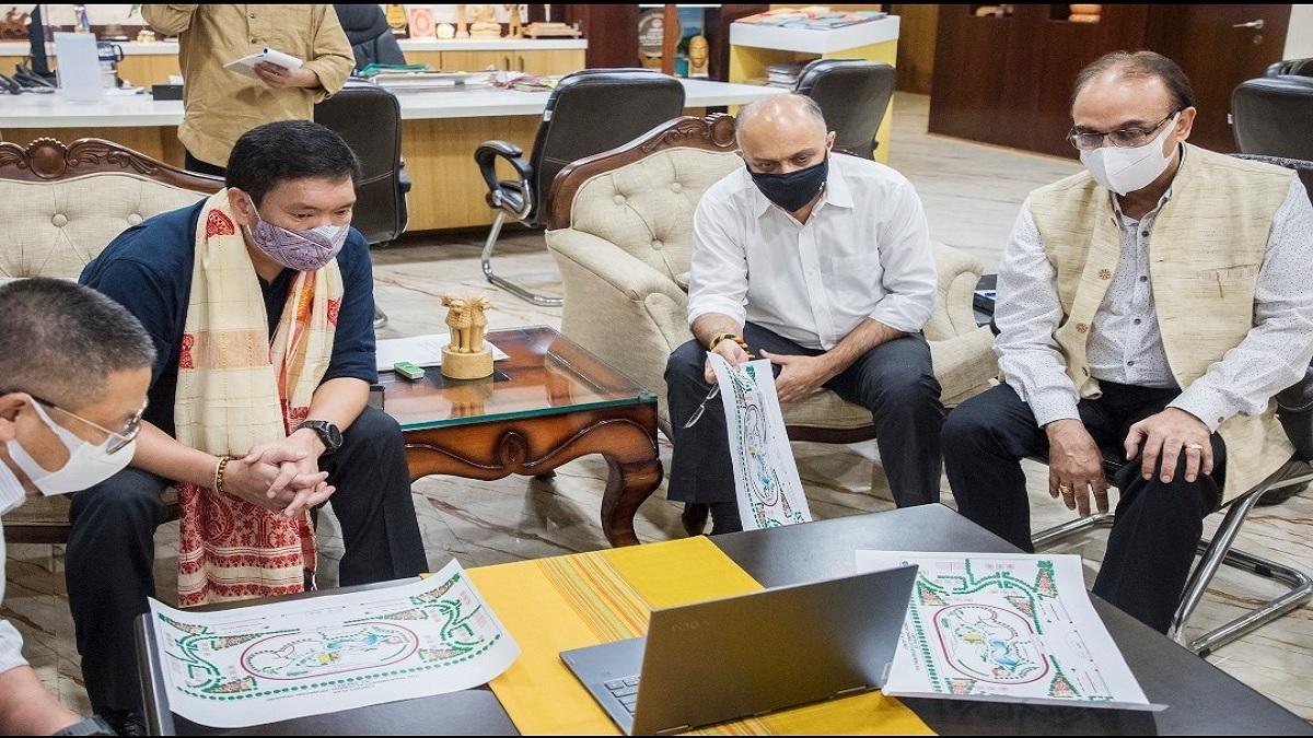 NFR के जनरल मैनेजर अंशुल गुप्ता और सीएम पेमा खांडू की हुई मीटिंग