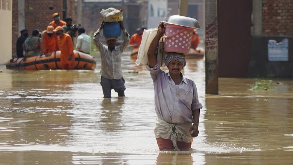 वाराणसी में बाढ़ की वजह से कई गांव हैं जलमग्न (तस्वीर-PTI)