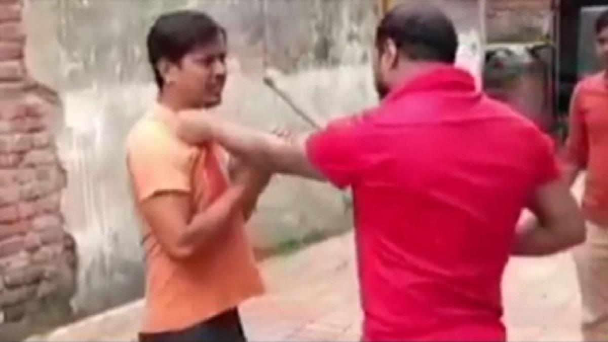 वायरल वीडियो में युवक को पीटता नजर आ रहा है प्रिंस खान.