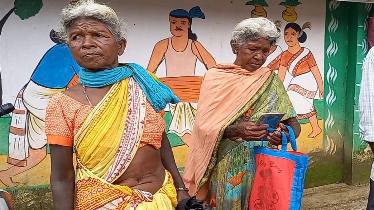 महिला को पेंशन देने के बदले मुर्गा मांगे जाने का मामला सामने आया