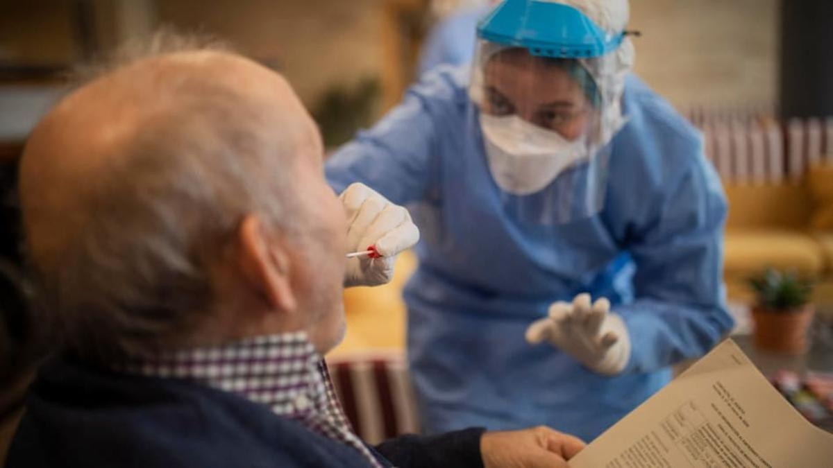 जिन्होंने वैक्सीन नहीं ली, उन्हें मौत का खतरा ज्यादा. (फाइल फोटो-AP)