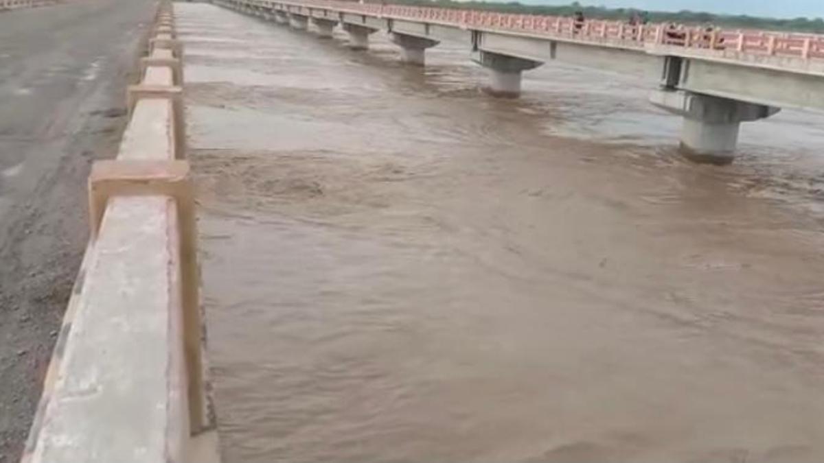 खतरे के निशान से ऊपर बह रही यमुना.