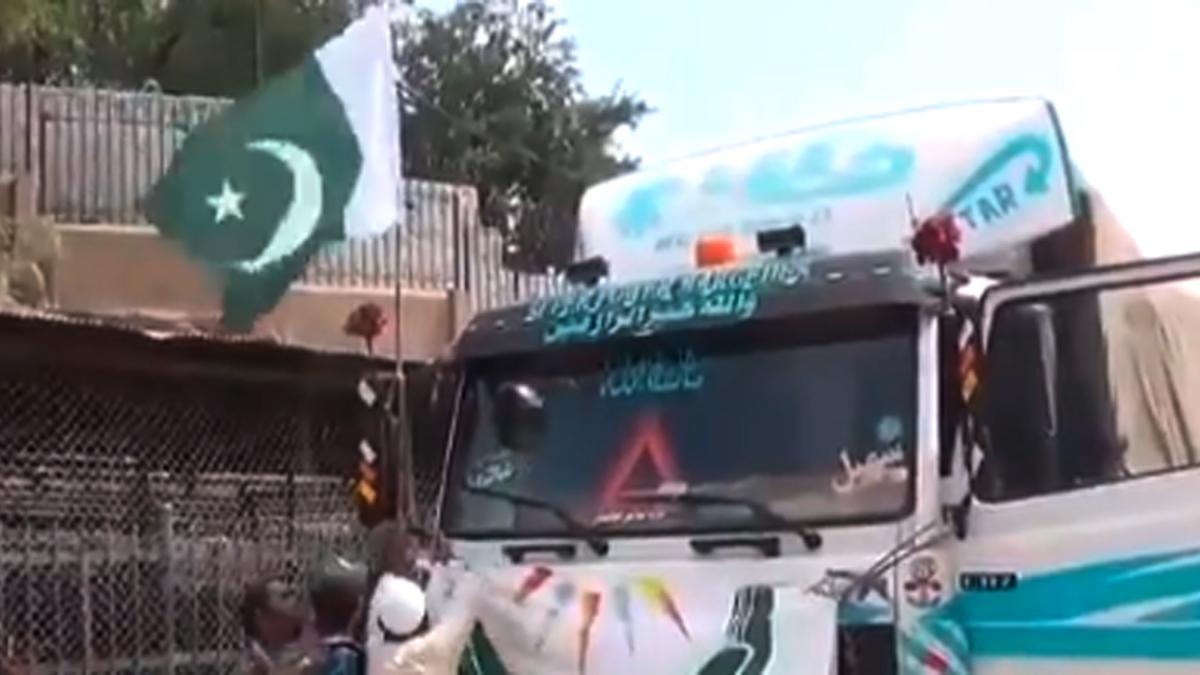 पाकिस्तानी झंडे को हटाते लोग, फोटो क्रेडिट: ट्विटर