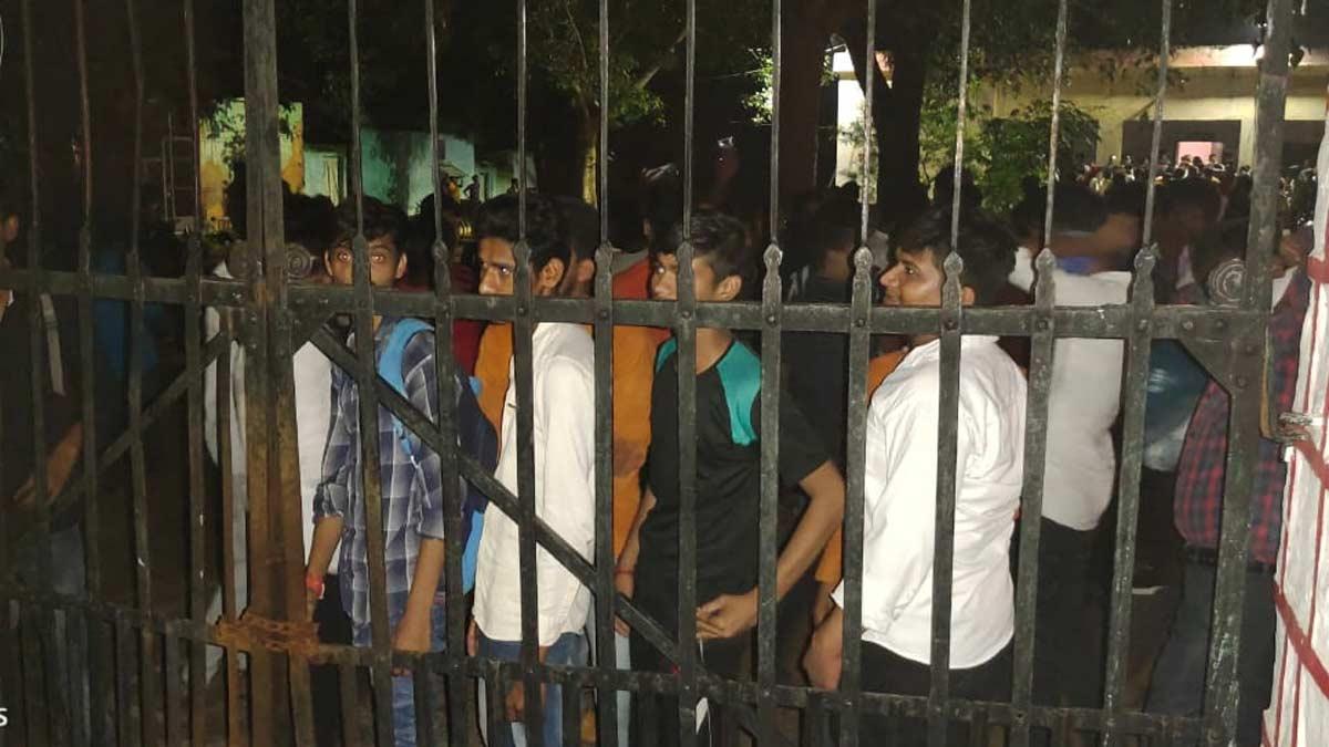 लंबे समय से ललितपुर में छात्र कर रहे प्रदर्शन