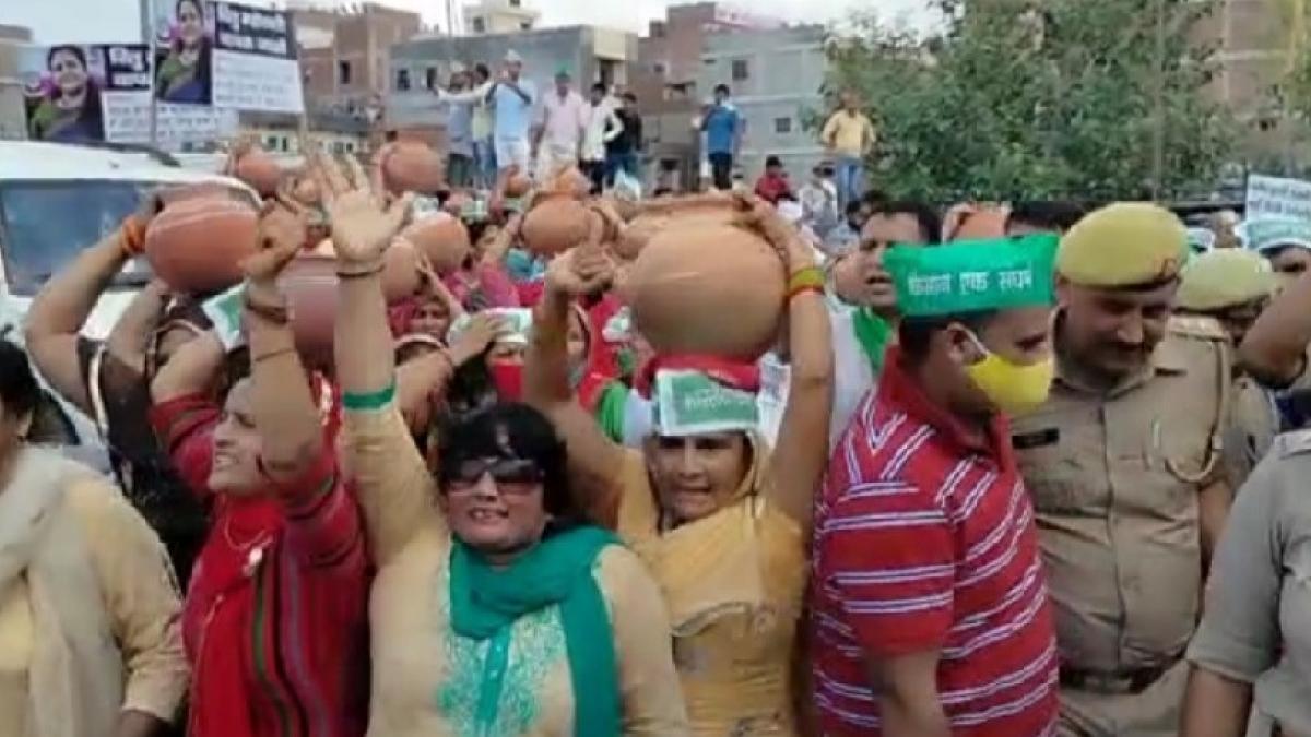 नोएडा में मटका फोड़ आंदोलन में हिस्सा लेते किसान (वाीडियो ग्रैब) 