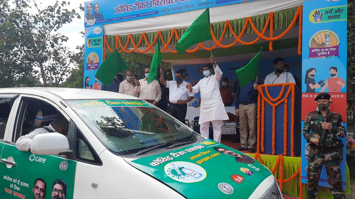 मोबाइल वैक्सीनेशन वैन रवाना (फोटो- आजतक)