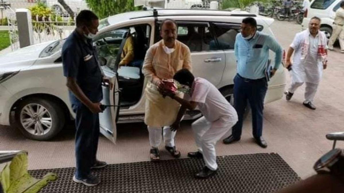 बिहार के स्वास्थ्य मंत्री मंगल पांडेय के सम्मान में पैर छूने लगे सिविल सर्जन