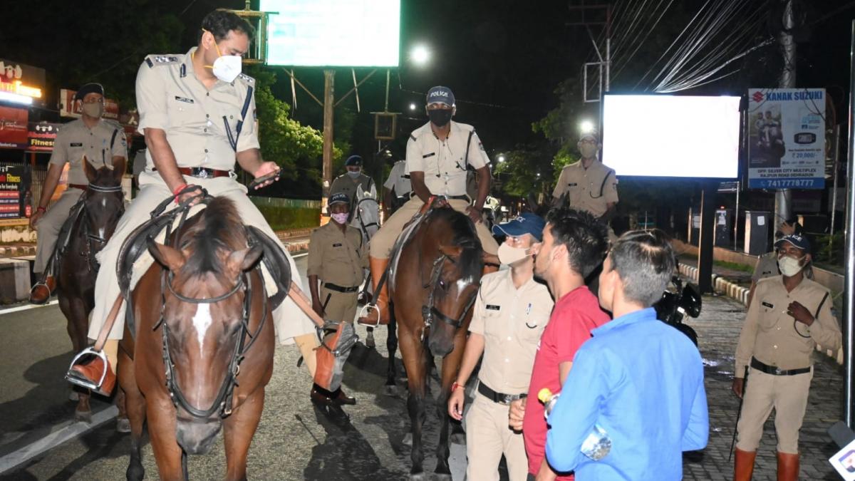 घोड़े पर सवार रात में निरीक्षण करने निकले देहरादून के कप्तान