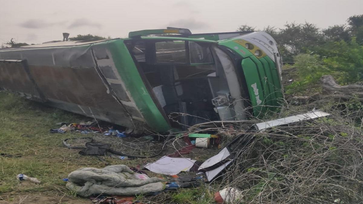 बगोदरा हाईवे पर पलटी बस.