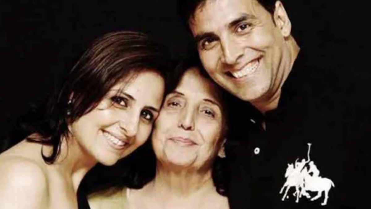 अपनी मां के साथ अक्षय कुमार