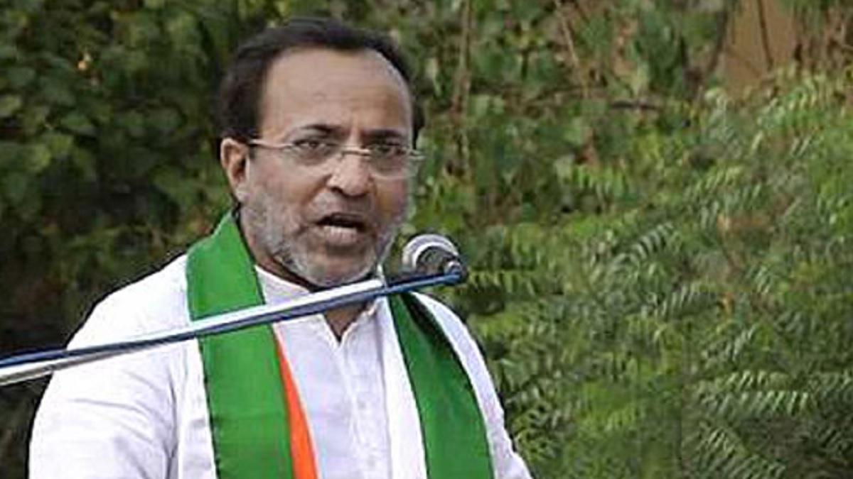 गुजरात: बीजेपी नेता बोले- महात्मा गांधी ने कभी नहीं पहनी गांधी टोपी, कांग्रेस बोली- इतिहास पढ़े भाजपा