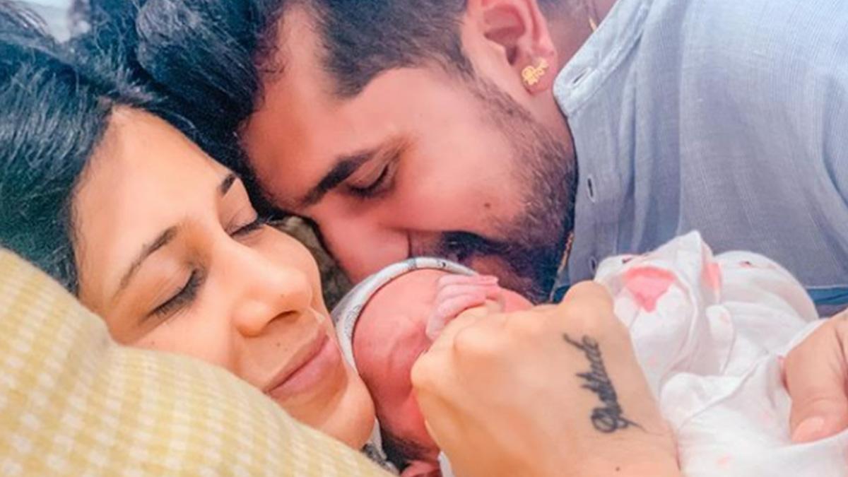 किश्वर मर्चेंट और सुयश राय अपने बेटे के साथ