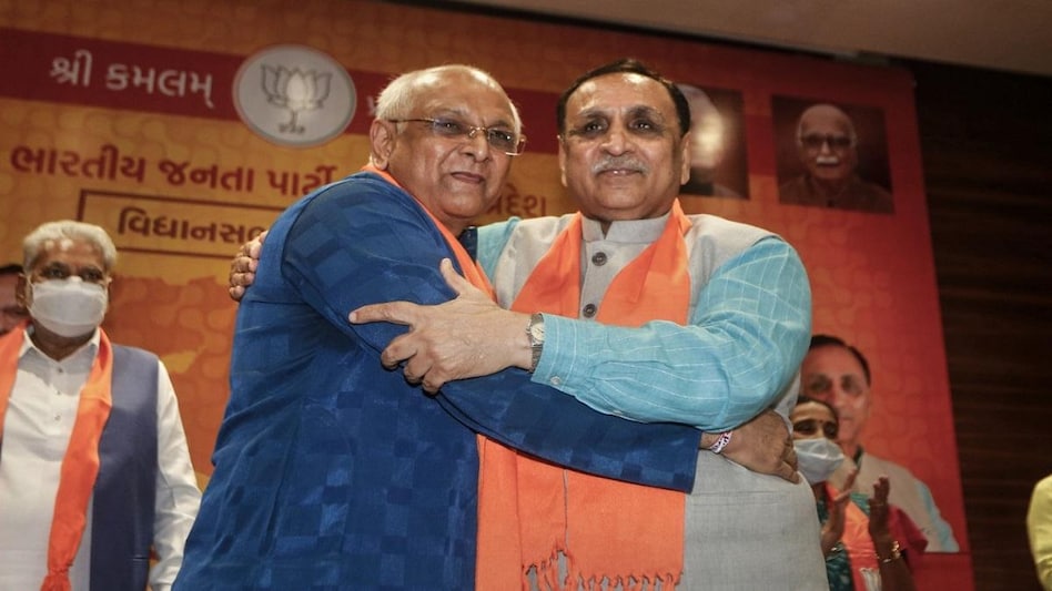 गुजरात: पूरी कैबिनेट बदलने पर BJP में विवाद, रुपाणी के घर पहुंचे नाराज MLA, टला शपथग्रहण - gujarat cabinet minister oath taking postpone Ruckus in BJP bhupendra patel NTC - AajTak