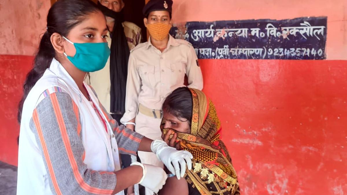 वैक्सीन लगवा रहे हैं लोग. 