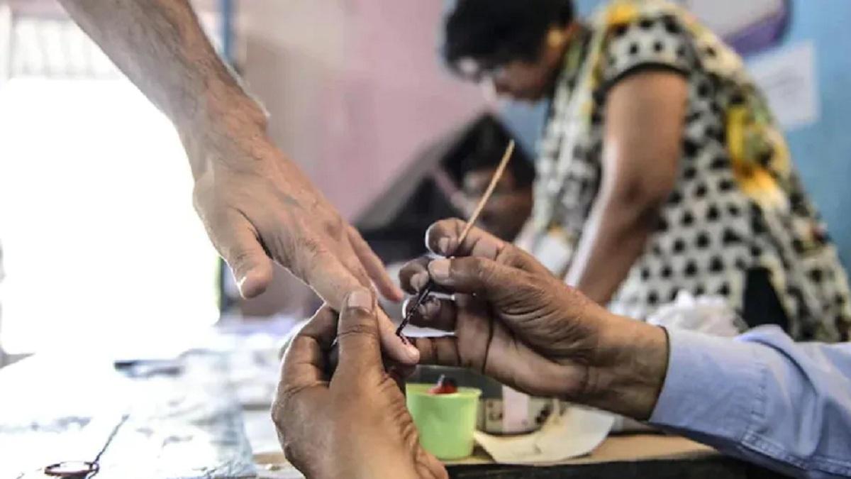 बिहार में दूसरे चरण के मतदान के लिये नामांकन की प्रक्रिया शुरू हो गई है.