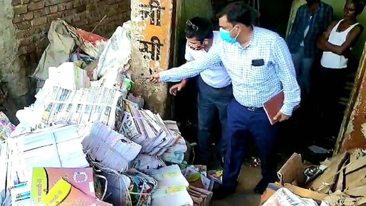 परिषदीय विद्यालय की सरकारी किताबें बेच रहा था शख्स (फोटो- आजतक)