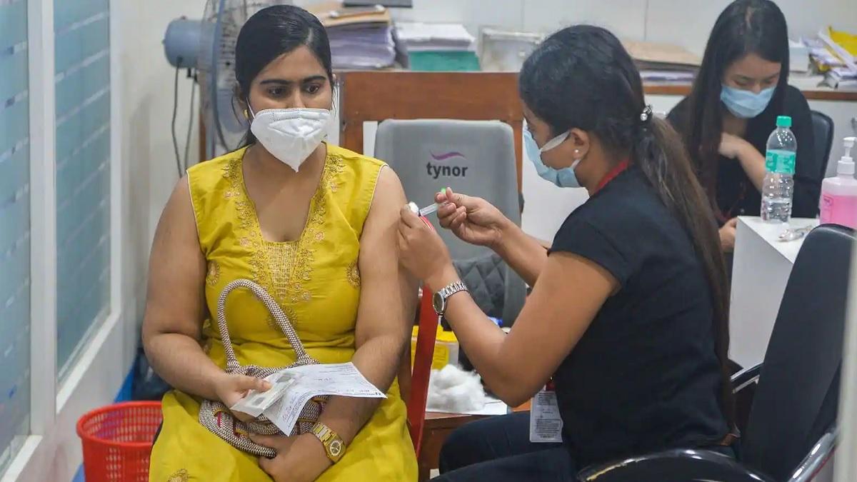 कोरोना वैक्सीनेशन (फोटो: AFP)