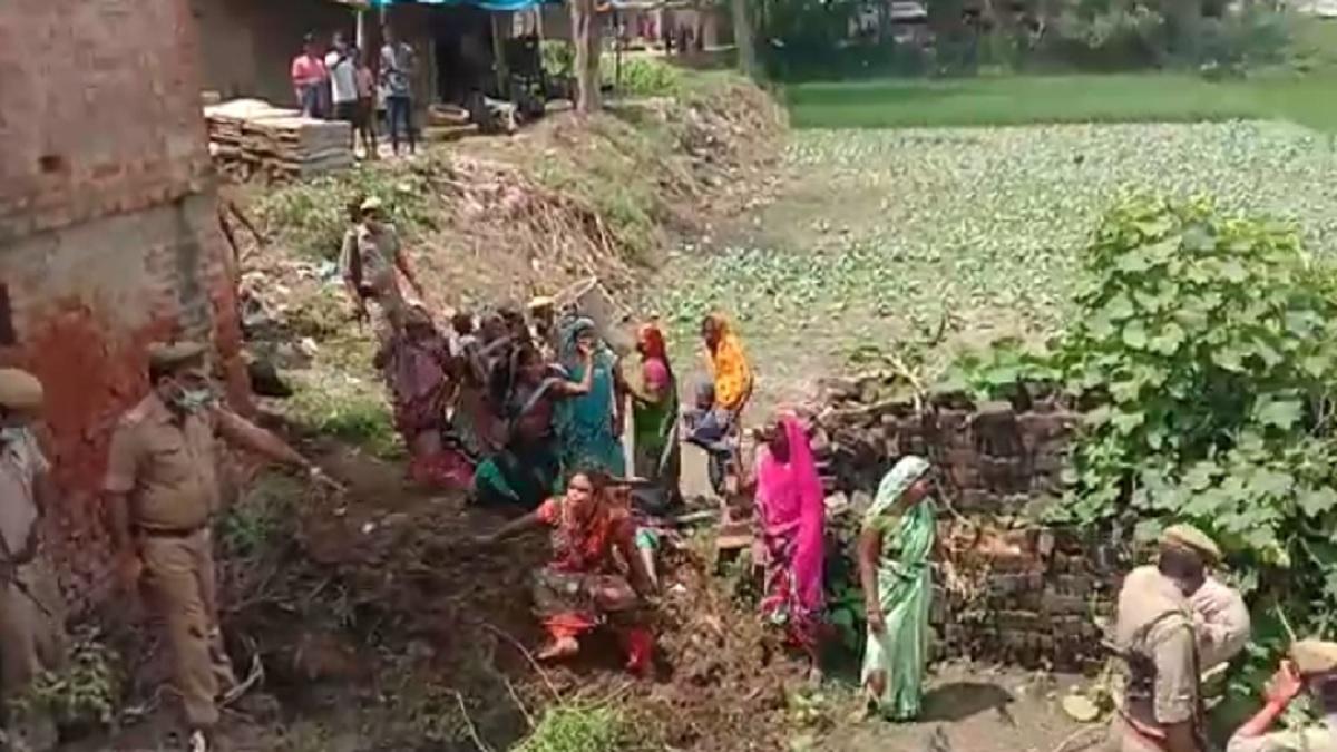 पुलिस पर गोबर से किया हमला (वीडियो ग्रैब)