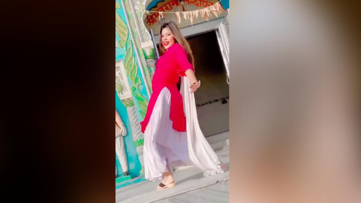 मंदि‍र कैंपस में लड़की का डांस.  