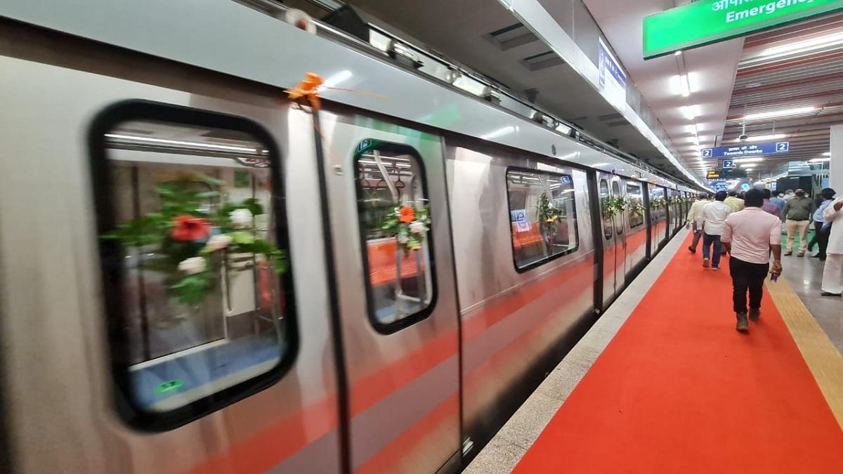 दिल्ली में शुरू की गई नई मेट्रो ट्रेन.