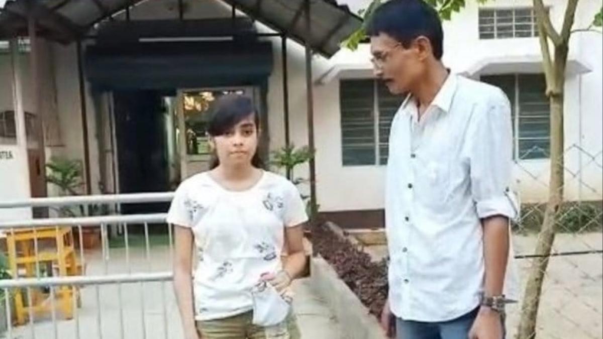 शार्ट्स पहनने पर सेंटर पर रोकी गई लड़की, तो पर्दा लपेटकर दिया एग्जाम