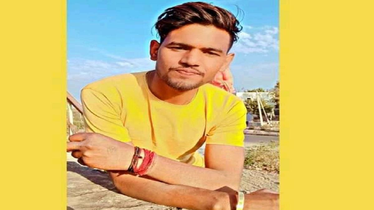 दीपांशु नाम के लड़के का अधजला शव बरामद हुआ है.