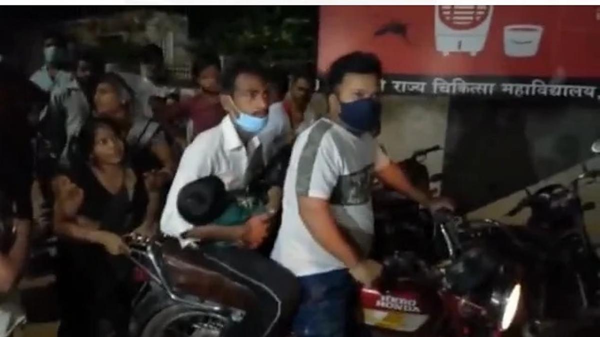 बाईक पर बच्ची की लाश को ले जाते परिजन