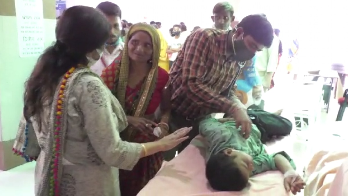 डॉक्टर से बच्चे को एडमिट करने की विनती करती महिला