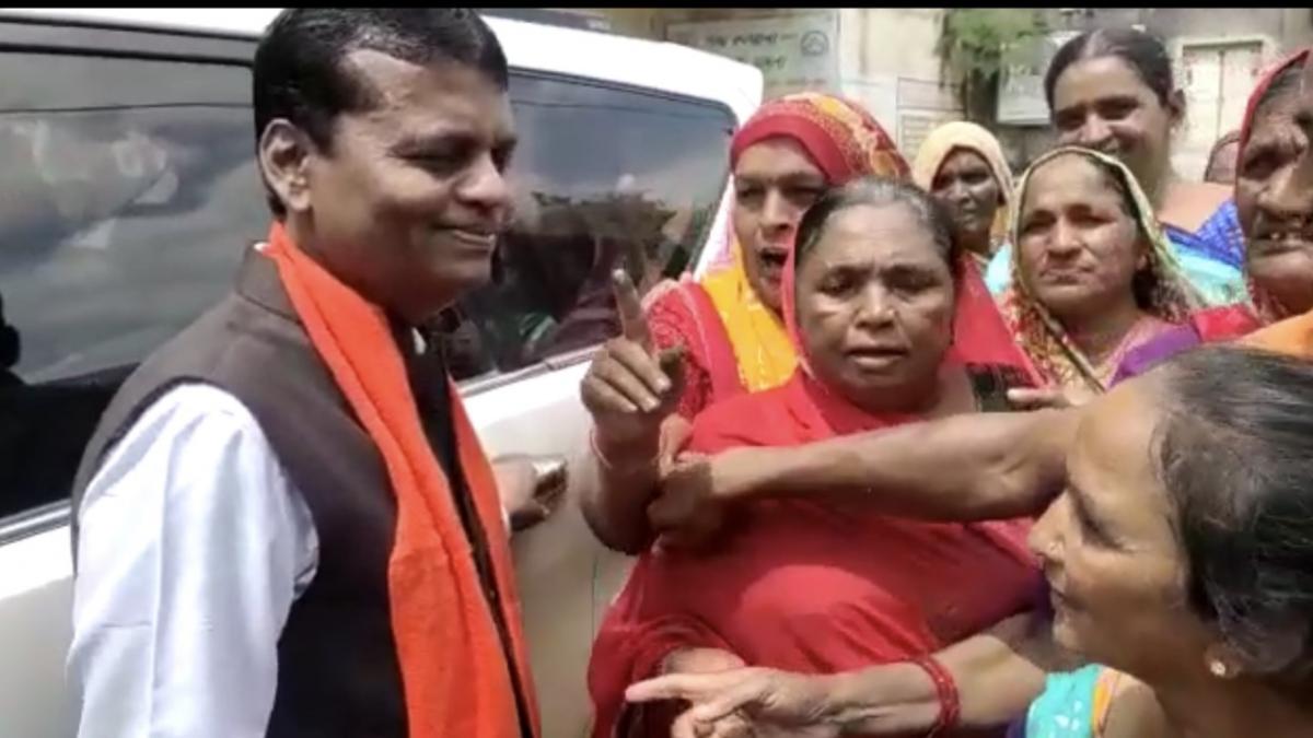 राजकोट ग्रामीण विधानसभा के विधायक की लोगों ने लगाई क्लास 