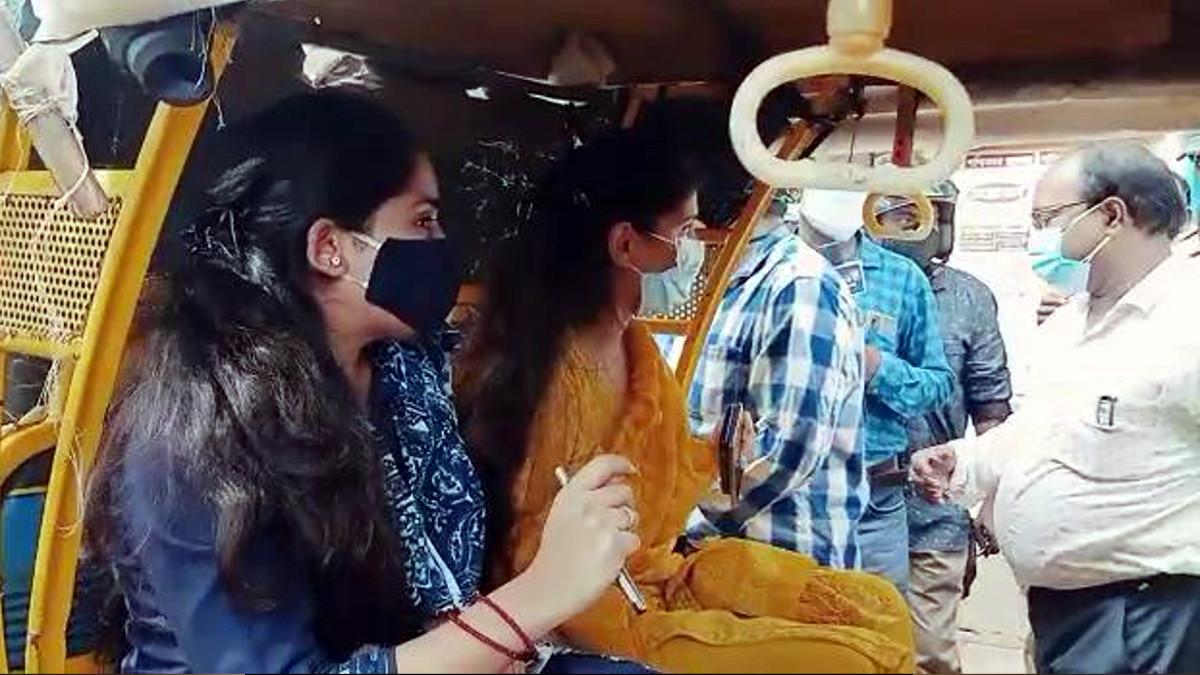 टोटो में बैैठीं आईएएस अफसर. 