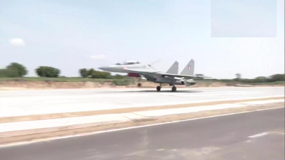 हाइवे पर सुखोई और जगुआर की लैंडिंग