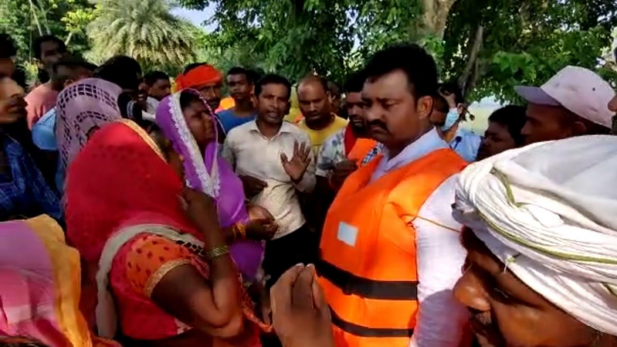 गोरखपुर: बाढ़ पीड़ितों ने किया BJP सांसद का विरोध, पूछा- कोरोना से अब तक कहां थे?