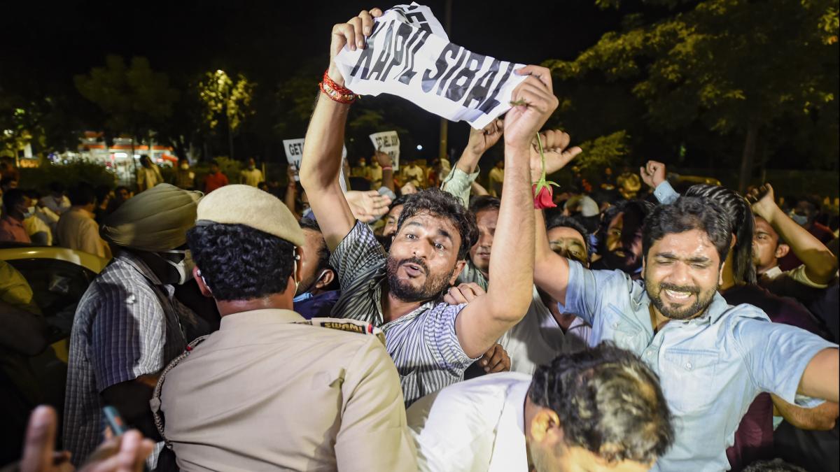 कपिल सिब्बल के घर हुआ था प्रदर्शन (PTI