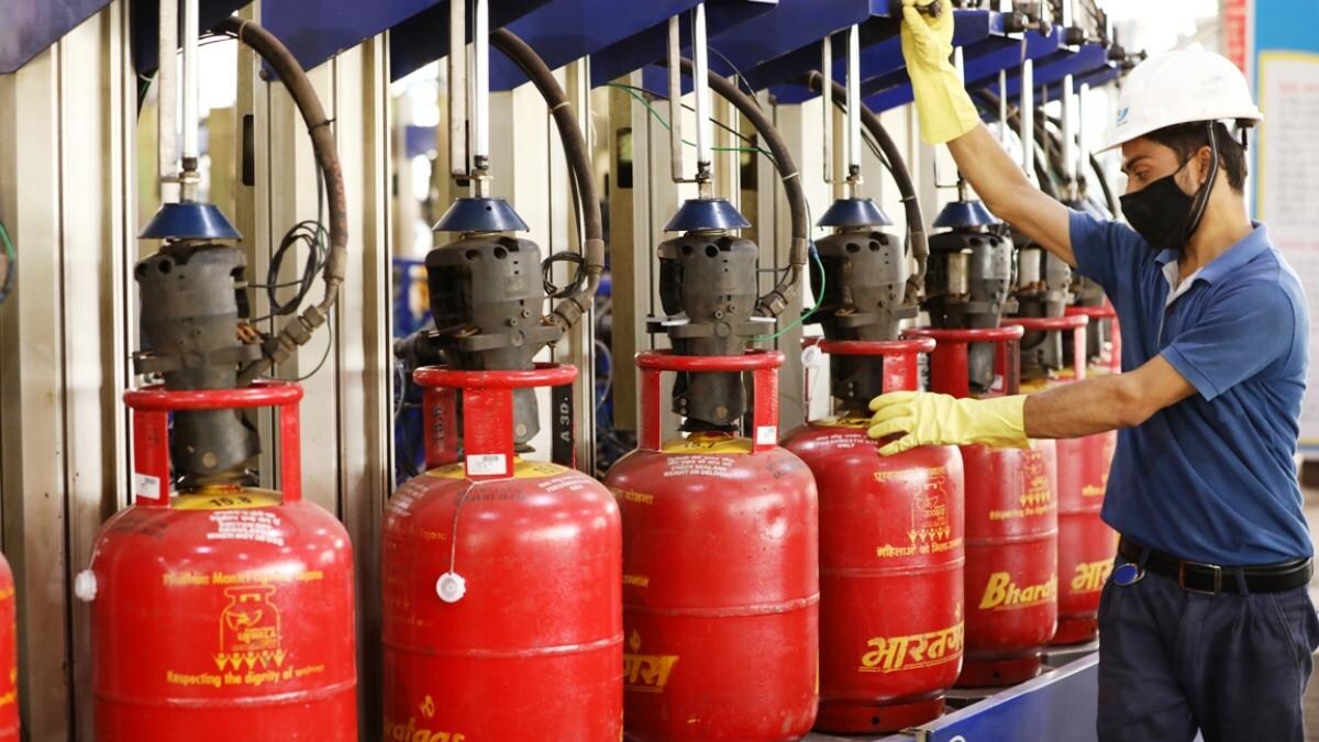 महीने के पहले दिन महंगाई का झटका, LPG सिलेंडर के दाम 25 रुपये बढ़े - LPG cylinder gas price increased Inflation shock on first day of the month by Rs 25 tutd - AajTak