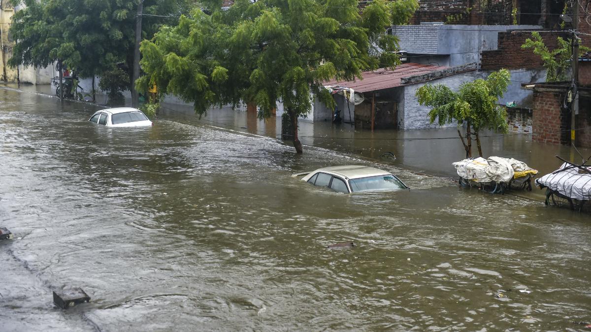 यूपी में बारिश से बुरे हालात हो गए हैं. (फोटो-PTI)