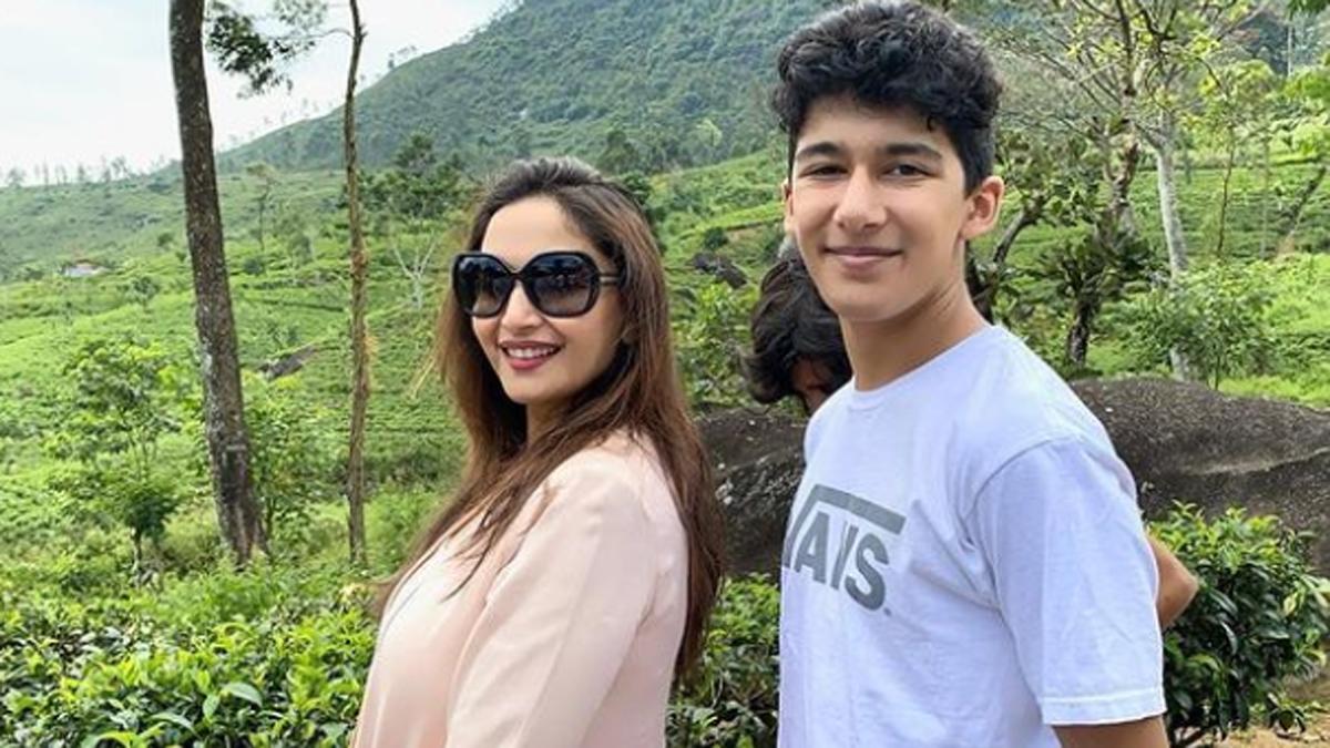 माधुरी दीक्ष‍ित बेटे अर‍िन के साथ 