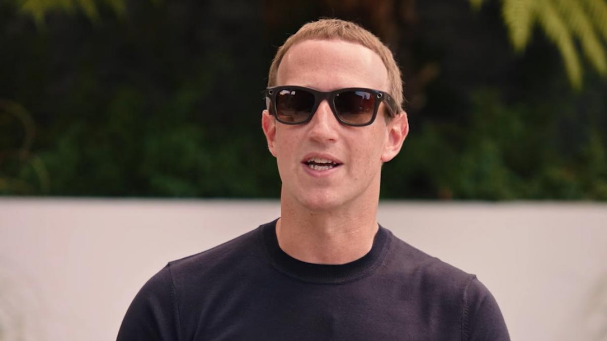 मार्क जकरबर्ग स्मार्ट ग्लास दिखाते हुए