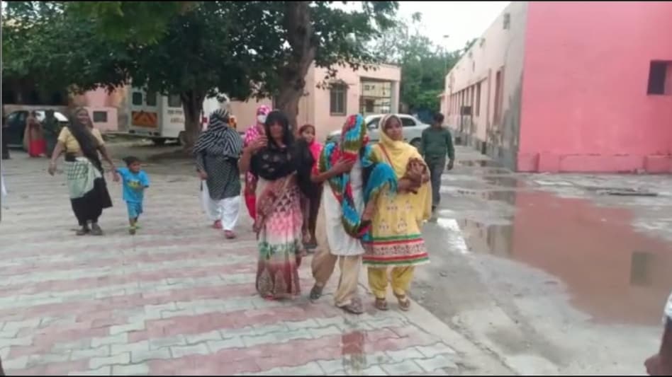 रोते-बिलखते परिजन