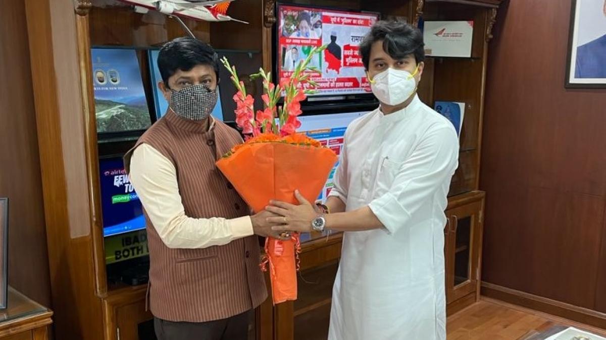 केंद्रीय मंत्री सिंधिया से मिले यूपी सरकार के मंत्री