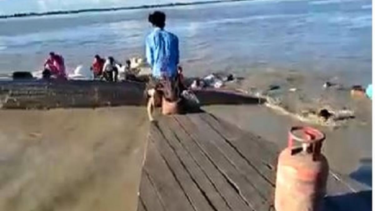 असम में ब्रह्मपुत्र नदी पर भीषण नाव दुर्घटना