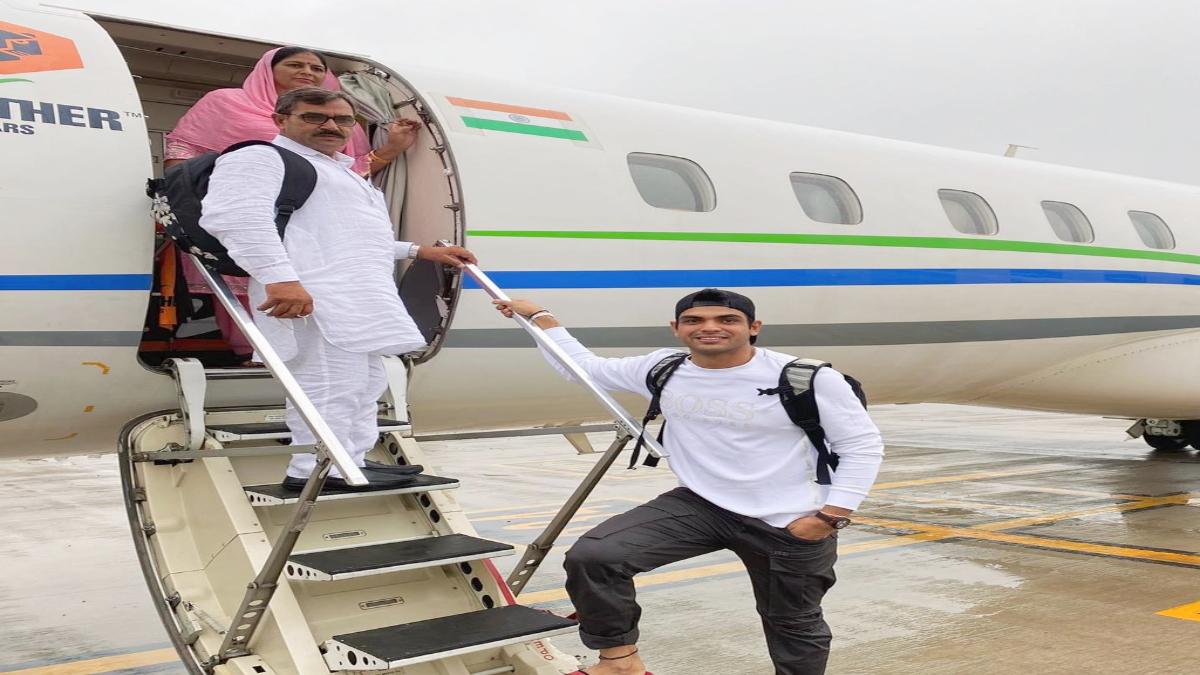 Neeraj Chopra with his parents