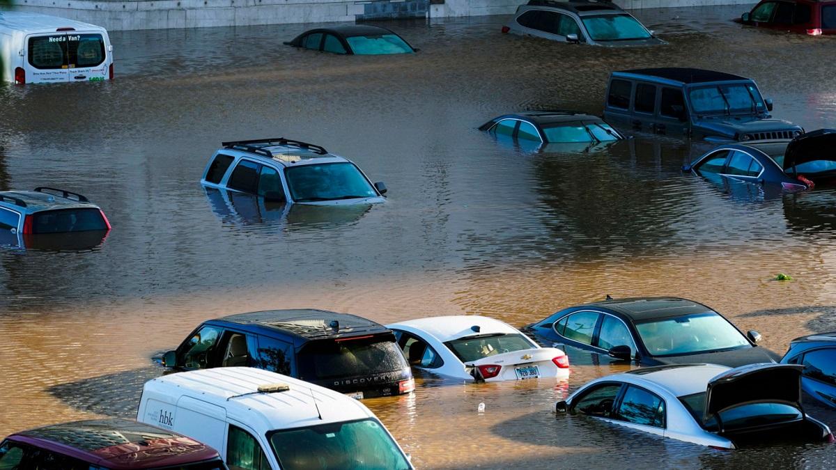 न्यूयॉर्क में इडा तूफान ने मचाई है तबाही (तस्वीर-AP)