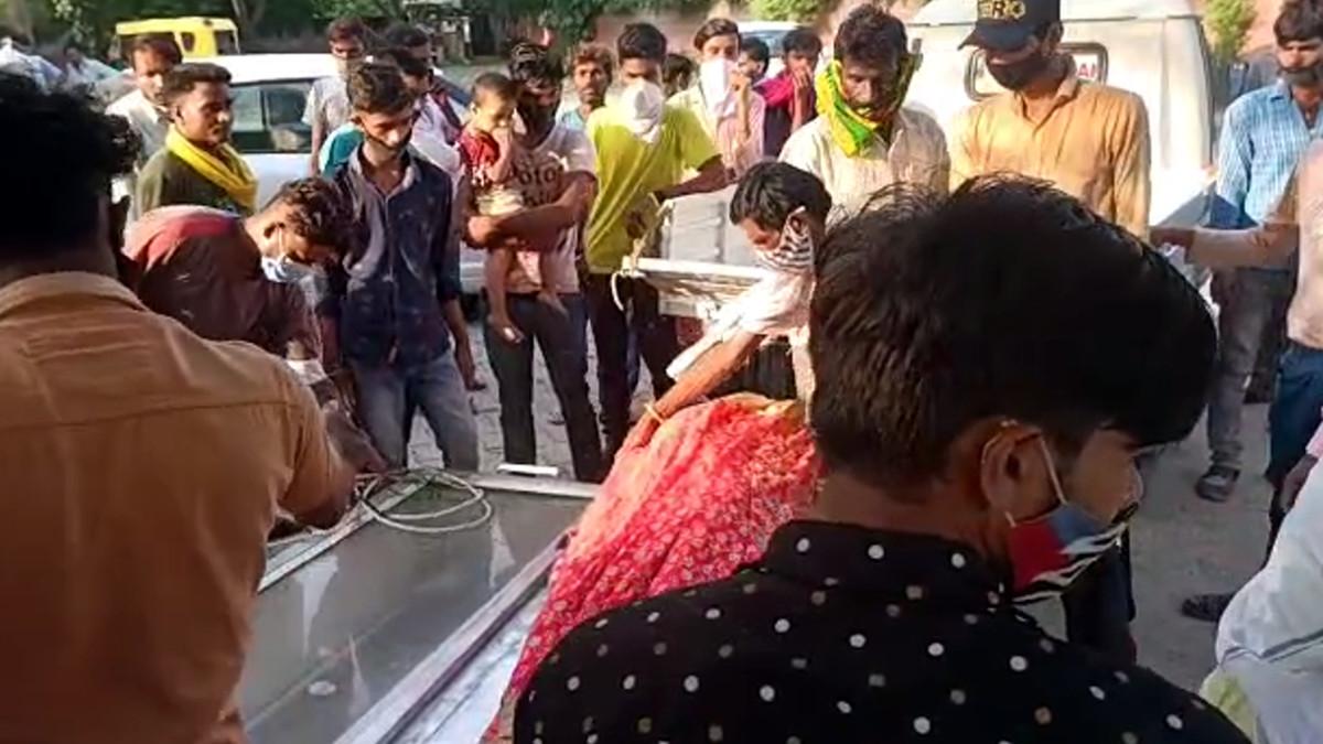 च‍िता से युवती का शव उठाते पर‍िजन.