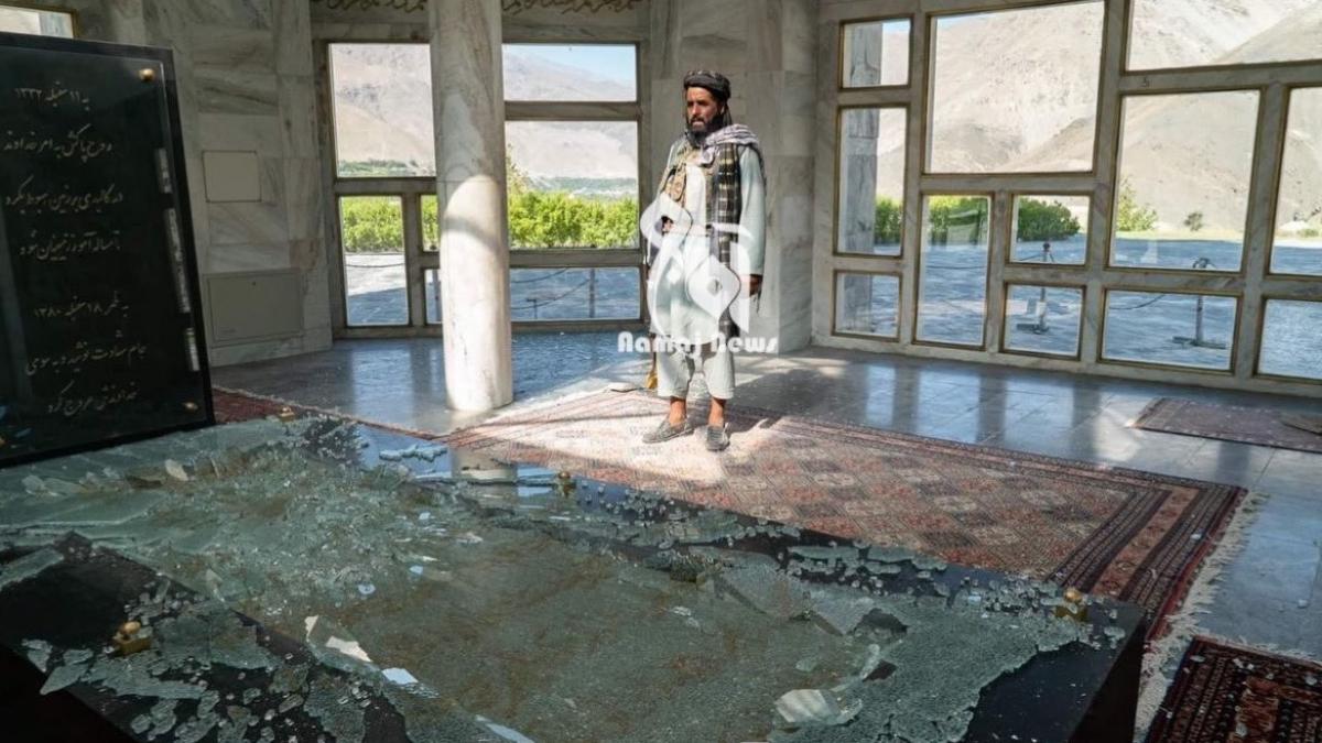 तालिबान के लड़ाकों ने मकबरे में की तोड़फोड़ (फोटो:  Aamaj News)