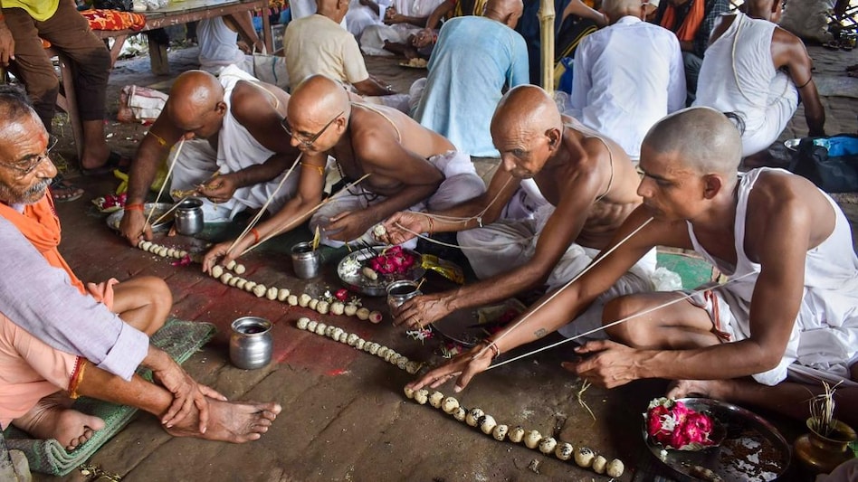 Pitru Paksha 2021: गया में ही क्यों पितरों का श्राद्ध करने जाते हैं लोग? जानें पौराणिक महत्व - pitru paksha 2021 date shraddh pindaan gaya significance tlifd - AajTak